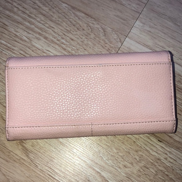 Guess🌸👛 - Picture 5 of 5